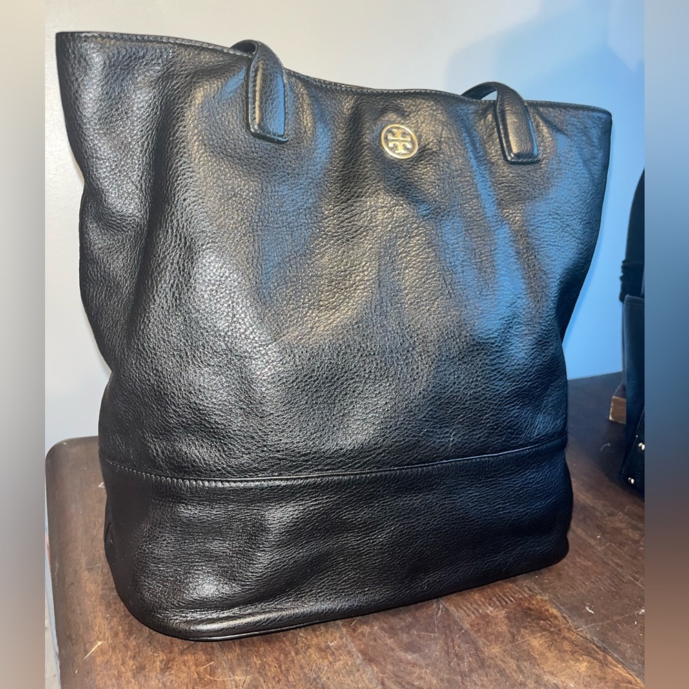 Bags wallets and more vintage luxury designer. Live sale. Like to be notified - Picture 3 of 17